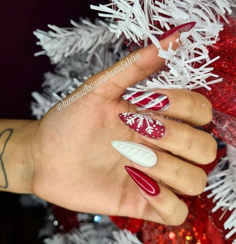 Red Sparkly Christmas Nails Almond, Red And White Christmas Nails Almond, Almond Red Christmas Nails, Red Christmas Nails Long, Christmas Nail Art Designs Almond, Red White Silver Nails, Matte Red Christmas Nails, Almond Nails Designs Christmas, Christmas Nails Red And Silver