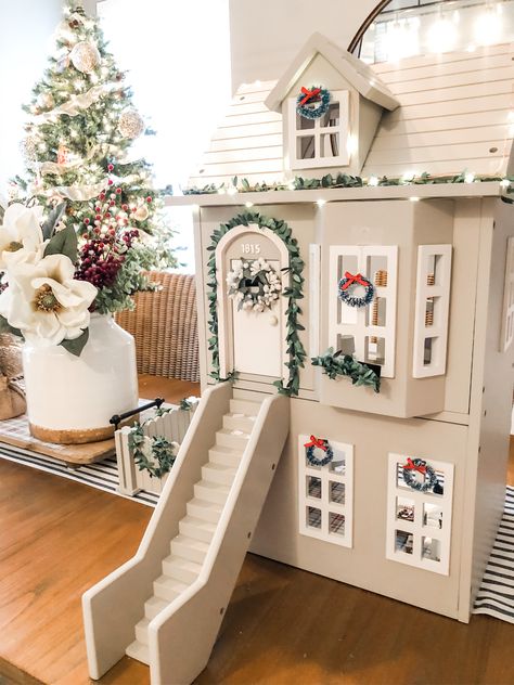 Pottery Barn Dollhouse, Toy Horse Stable, Kids Doll House, Horse Stable, Horses Theme, Dollhouse Christmas, Diy Casa, Modern Dollhouse, Toy Horse