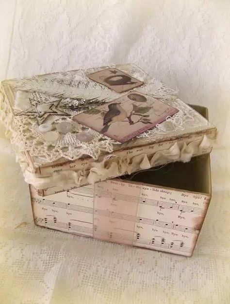 Stary Papier, Altered Box, Decorated Boxes, Shabby Chic Boxes, Decoupage Box, Shabby Chic Crafts, Altered Bottles, Altered Boxes, Old Music