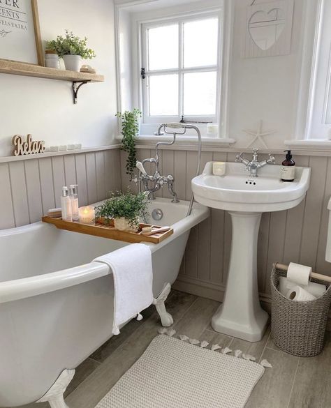 Modern Country Bathroom, Country Style Bathrooms, Tranquil Bathroom, Cottage Style Bathrooms, Cottage Bathroom Ideas, Cream Bathroom, Bathroom Paneling, New House Bathroom, Cottage Bathroom