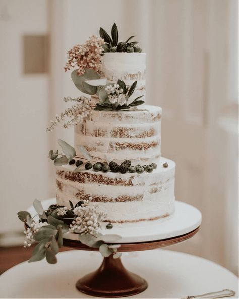 Cake With Flowers, Highland Wedding, Dream Wedding Cake, Wedding Cake Rustic, Rustic Wedding Cake, Simple Wedding Cake, Elegant Wedding Cakes, Future Wedding Plans