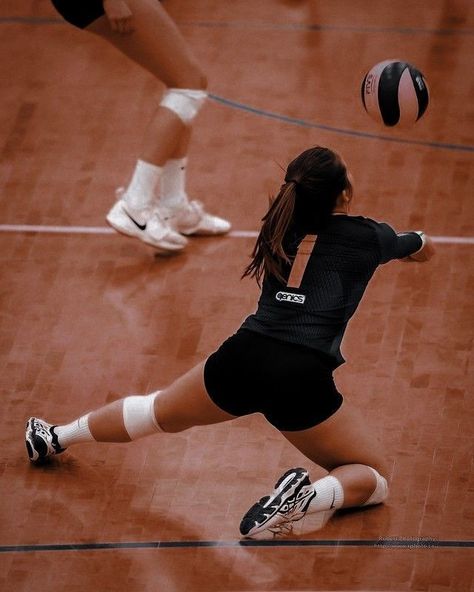 Volleyball Images, Volleyball Motivation, Volleyball Photography, Volleyball Wallpaper, Volleyball Photos, Playing Volleyball, Volleyball Poses, Ball Aesthetic, Volleyball Inspiration