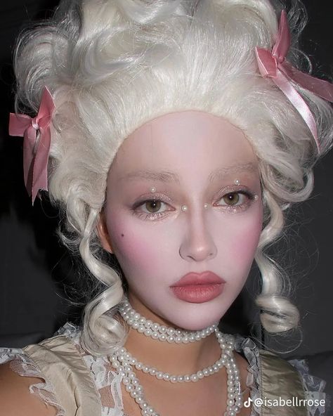 Effie Trinket Makeup, Effie Trinket Aesthetic, Trinket Aesthetic, Effie Trinket Costume, Marie Antoinette Makeup, Marie Antoinette Costume Halloween, Marie Antoinette Aesthetic, Smoky Eyeliner, Marie Antoinette Party