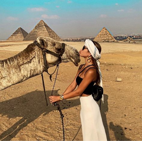 Morocco Travel Outfit, Travel Aesthetic Adventure, Egypt Outfits, Desert Photoshoot Ideas, Dubai Photoshoot, Aesthetic Adventure, Egypt Aesthetic, Desert Photoshoot, Pyramids Egypt