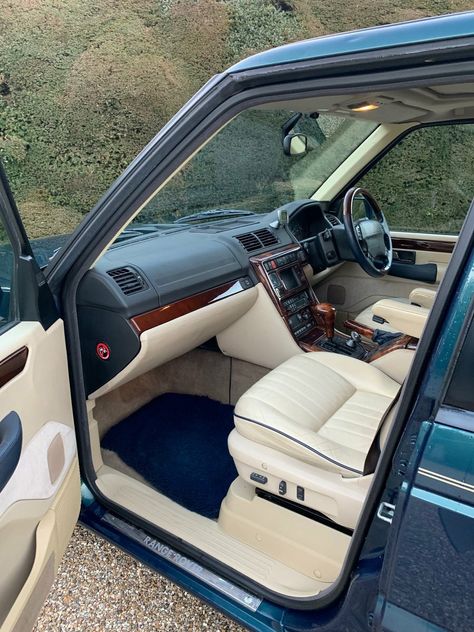 Range Rover 50th Anniversary ‘Vogue 50’ Limited Edition (1998). Interior Classic Range Rover Interior, Range Rover P38, Jimny Suzuki, Car Deco, Range Rover Classic, Truck Interior, Dream Car, 50th Anniversary, Range Rover