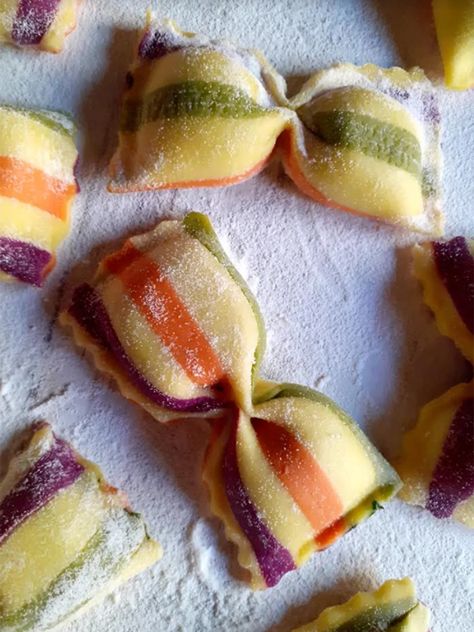 Es diseñadora pero su pasión es la gastronomía: crea pastas caseras de colores - Infobae Pasta Recepies, Fresh Pasta Dough, Pasta Shop, Colored Pasta, Pasta Dough Recipes, Gourmet Pasta, Ravioli Pasta, Homemade Pasta Recipe, Handmade Pasta