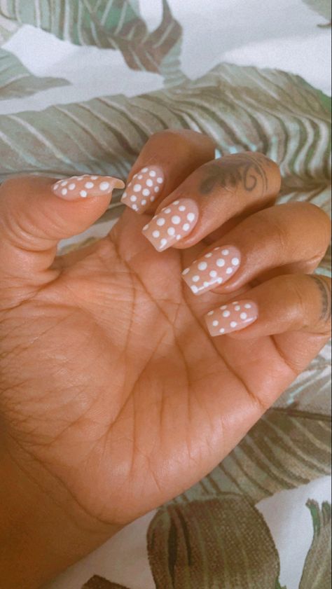 White Polka dotted nails on young girls left hand. Girl has brown skin. Grey Polka Dot Nails, White Nails With Polka Dots, Nails With Dots Design, Polka Dot Acrylic Nails, White Dot Nails, Pokadot Nails Acrylic, Dots On Nails, White Polka Dot Nails, Spotted Nails