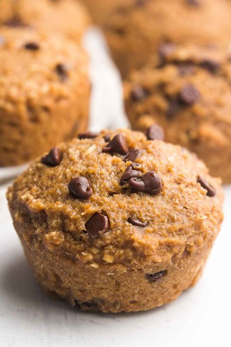 Healthy Almond Joy Bran Muffins -- an easy guilt-free breakfast recipe! They're as tender as cupcakes! SO good! Buttermilk Bran Muffins, Banana Bran Muffins, Oatmeal Chocolate Chip Muffins, Bran Muffin Recipes, Blueberry Banana Bread, Healthy Chocolate Chip, Chocolate Chip Banana, Bran Muffins, Chocolate Chip Banana Bread