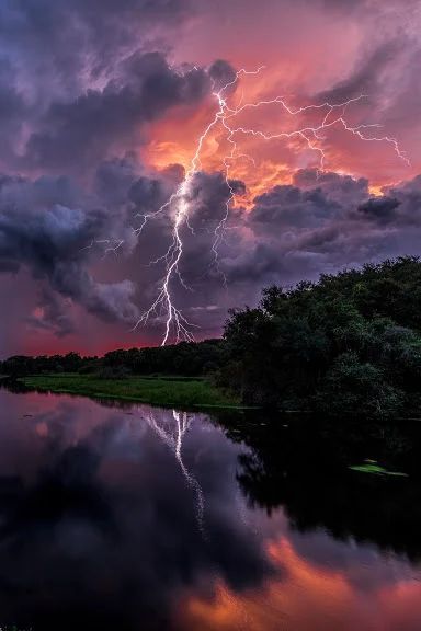 Matka Natura, Wild Weather, Belle Nature, Charcoal Drawings, Image Nature, Thunder And Lightning, Lightning Storm, Natural Phenomena, Beautiful Sky