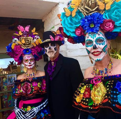 Two women and one man with traditional day of the dead costume and sugar skull makeup Day If The Dead Costume Women, Day Of The Dead Couple Costume, Day Of The Dead Outfit, Nola Halloween, Day Of Dead Costume, Beautiful Spiders, Diy Day Of The Dead, Spiders Webs, Skull Costume