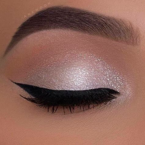 Sliver Makeup, Prom Makeup Silver, Silver Eyeshadow Looks, Black And Silver Eye Makeup, Silver Glitter Makeup, Silver Glitter Eye Makeup, White Eye Makeup, Silvester Make Up, Silver Eyeliner