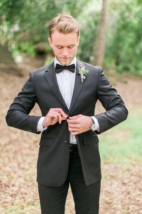 Dapper groom: http://www.stylemepretty.com/2016/05/17/muted-earth-tones-inspired-wedding-design/ | Photography: Elate Photo - http://www.elatephoto.com/ Charcoal Tuxedo Wedding, Charcoal Grey Suit Wedding, Earth Tone Wedding Colors, Grey Tux Wedding, Charcoal Groomsmen, Charcoal Suit Wedding, Gray Groomsmen Suits, Earth Tone Wedding, Wedding Groomsmen Attire