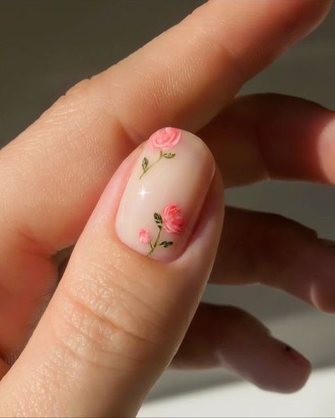 Pink Roses Nails, Dainty Flower Nail Art, Rose Nail Design Flowers, Tiny Flower Nails, Roses On Nails, Rose Nails Design, Pink Rose Nails, Nails With Roses, Betina Goldstein