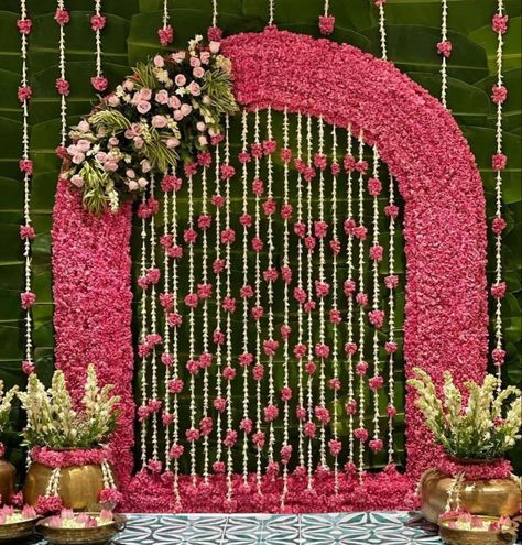 Vana Rasam Decoration For Home, Simple Background Decoration For Pooja, Lilly Decorations, Backdrop Design For Wedding, Kirtan Decoration, Seemantham Backdrop, Vana Rasam, Mehndi Stage Decor, Pellikuthuru Decor