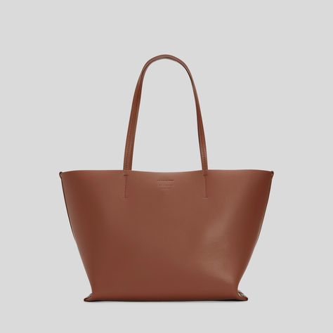 The Luxe Medium Italian Leather Tote | Everlane Perfect Winter Outfit, Heeled Chelsea Boots, Sleek Chic, Large Leather Tote Bag, Winter Capsule, Winter Capsule Wardrobe, Cozy Knit Sweater, Leather Bag Women, Camel Color