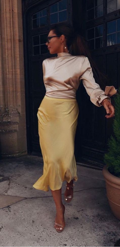 Lorna's style is the best! We dream to see her in one of our silk pieces one day Yellow Skirt, Street Style Inspiration, Looks Chic, Looks Style, Street Chic, Mode Inspiration, Street Styles, Skirt Outfits, Classy Outfits