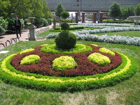 Round garden in Wahington DC. Circular Garden, Round Garden, Side Yard Landscaping, Front Garden Landscape, Topiary Garden, Desain Lanskap, Front Yard Garden Design, Rock Garden Landscaping, Have Inspiration