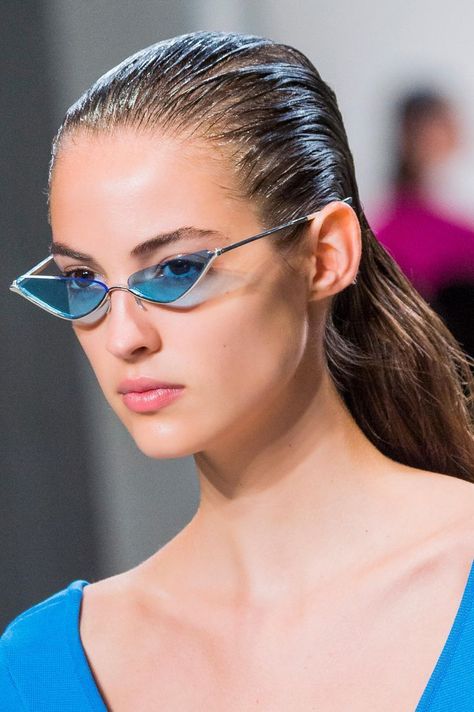 Extreme Cat Eye Sunglasses! So Spring Summer 2018!! Camille Hurel, Sunglasses Aesthetic, Statement Sunglasses, Fake Glasses, Minimalist Street Style, Glasses Trends, Unique Sunglasses, Cute Sunglasses, Cute Glasses