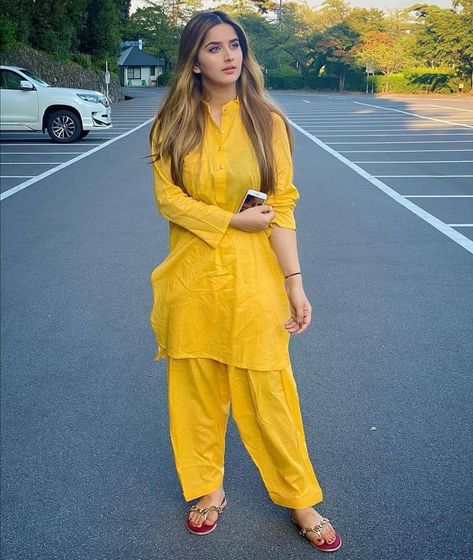 Pakistan Street, Designer Dresses Elegant, Pakistan Street Style, Western Wear Dresses, Pakistani Fashion Casual, Kids Frocks Design, Pakistani Dresses Casual, Girls Frock Design, Beautiful Pakistani Dresses