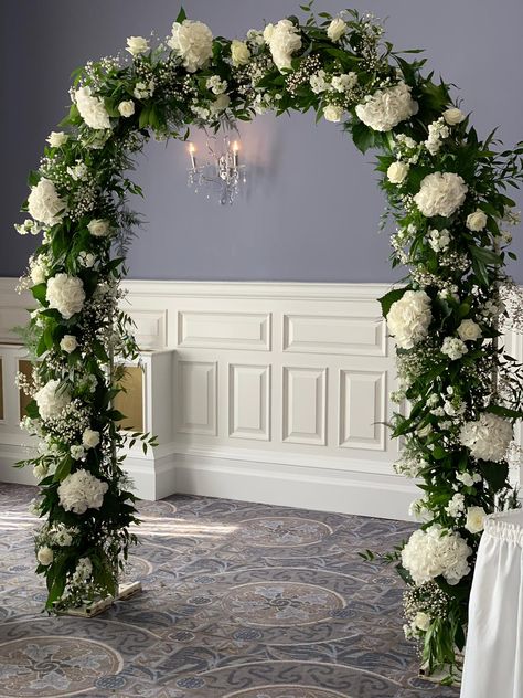 White Rose Alter Wedding Arches, Wedding Arch Greenery White Flowers, Green And White Arch Wedding, White And Green Wedding Decorations, Hydrangea Decoration Wedding, White Flower Arch Wedding, White Wedding Arch Flowers, White Ceremony Arch, Greenery Arch Wedding