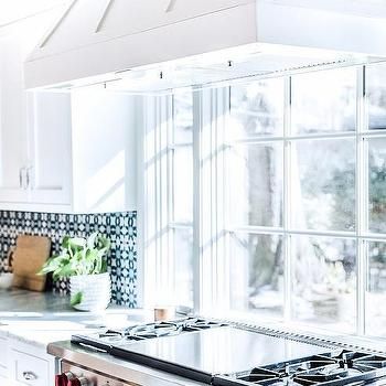 Range Hood In Front Of Window Design Ideas White Wood Paneling, Diy Kitchen Countertops, Elegant Kitchen Design, Wood Window, White Window, House White, Kitchen Hoods, White Marble Countertops, Kitchen Stove