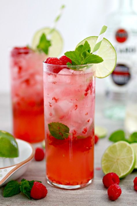 The Freshest Raspberry Mojito Cocktail Mojito Recept, Fizz Cocktail, Raspberry Mojito, Cocktail Wedding Reception, Perfect Summer Drink, Mojito Cocktail, Fresh Drinks, Mojito Recipe, Cocktail Wedding