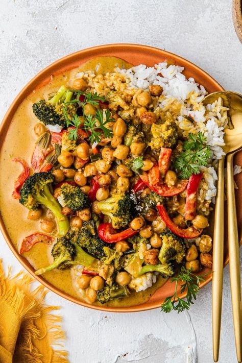 Thai Yellow Coconut Curry, Yellow Coconut Curry, Vegan Yellow Curry, Curry With Chickpeas, Yellow Curry Recipe, Vegetarian Thai, Yellow Curry, Crispy Chickpeas, Vegan Curry