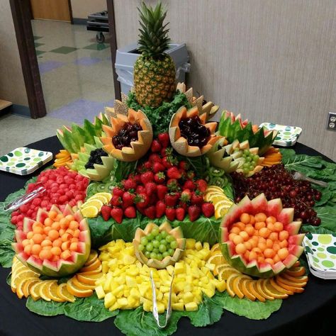 Fruit Tables, Fruit Buffet, Deco Fruit, Fruits Decoration, Fruit Platter Designs, Fruit Centerpieces, Fruit Creations, Fruit Designs, Decorações Com Comidas