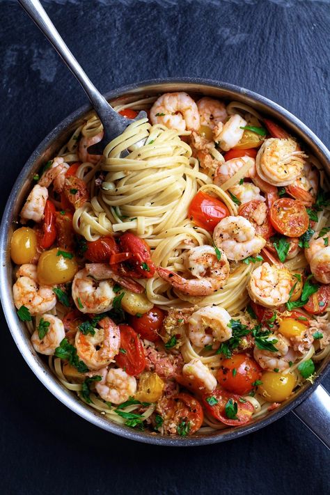 Lemon Linguine, Prawn Linguine, Raw Prawns, Linguine Recipes, Garlic Prawns, Quick Pasta, Prawn Recipes, Garlic Noodles, Lemon Pasta