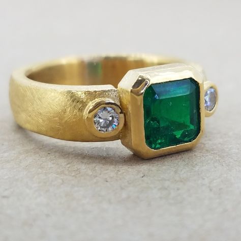 Matt Gold Jewelry, Emerald Ring Ideas, Columbian Emerald Ring, Gold Medallion Necklace, Columbian Emeralds, Emerald Cut Rings, Gold Rings Fashion, Bezel Ring, Bed Stu