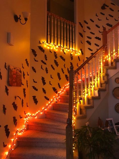 DIY halloween decorations. Stairwell Halloween Decor, 80s Halloween Party Decorations, Fall Decor Staircase, Halloween Decorations Ceiling, Halloween Decorations Indoor Office, Halloween Staircase Decor Railings, Ceiling Halloween Decor, Halloween Decorations Indoor Ceiling, Halloween Wall Decorations Indoor