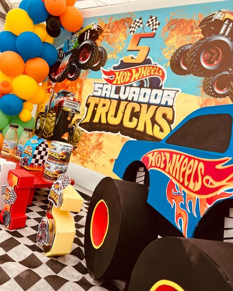 Cumple de 5. MONSTER trucks hotwheels Hot Wheels Monster Truck Party, Festa Monster Truck, Hot Wheels Themed Birthday Party, Blaze Party, Monster Jam Party, Festa Hot Wheels, Hot Wheels Party, Hot Wheels Birthday, Monster Truck Party