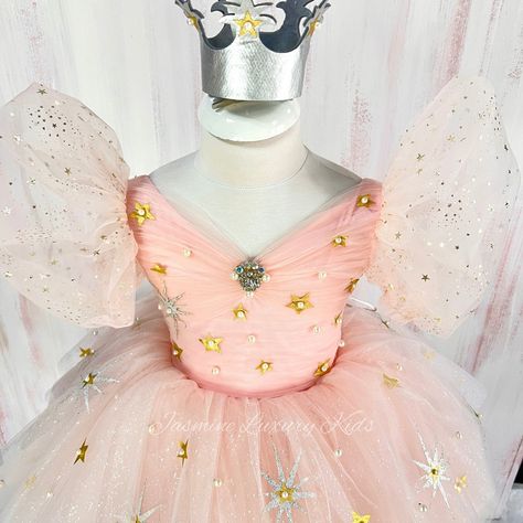 #glinda #thewizardofoz #halloween #halloweenpartyideas #birthdayparty #birthdaypartyideas #toddlerdresses #birthdaypartycostume #glindacosplay #partydresses #wizardofozparty #halloweencostume#goodwitchglinda Glinda Crown, Halloween Witch Theme, Glinda Good Witch, Good Witch Costume, Halloween Tutu Dress, Wizard Of Oz Party, Crown Hair Clip, Blue Gingham Dress, Prince Costume