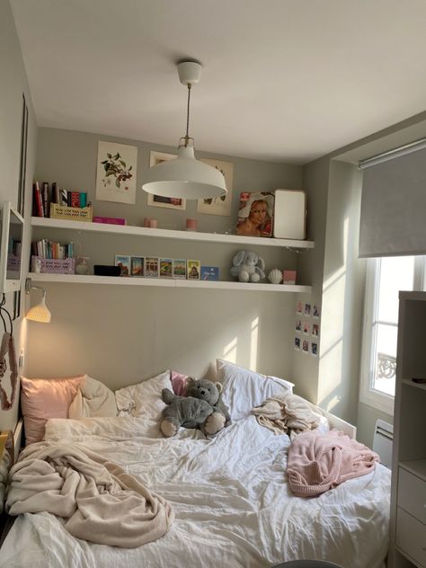 Twin Bed Set Up, Cute Full Beds, Cute Bed Aesthetic, Kdrama Bedroom Aesthetic, Small Room Layout Ideas Bedroom, Window Side Bed Ideas, Different Room Aesthetics Types List, Uni Room Aesthetic Uk, Aesthetic Room Inspo Cozy