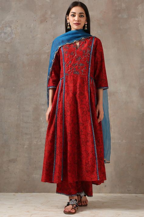 Red Kurti Design, Scallop Sleeves, Floral Print Anarkali, Red Kurti, Salwar Pattern, Anarkali Dress Pattern, Simple Kurti Designs, Casual Indian Fashion, Kurta Neck Design