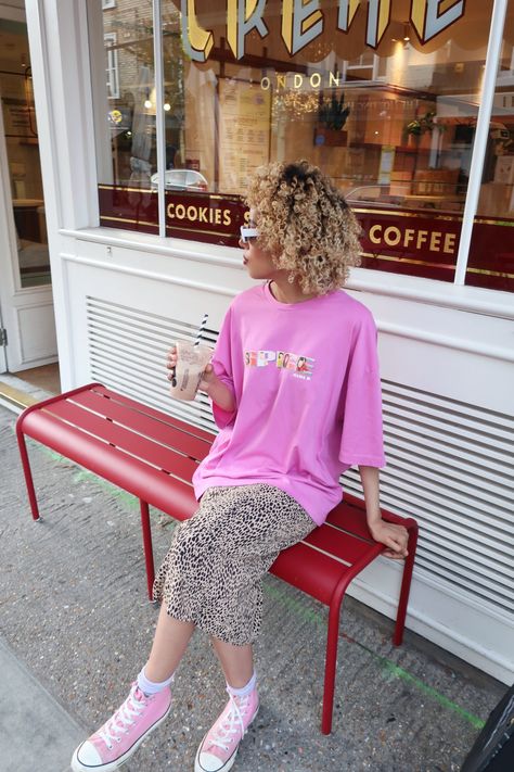 Colorful Fashion Aesthetic Summer, Colourful Spring Outfits, Dopamine Dressing Summer, Skirt Pink Outfit, Colorful Fashion Aesthetic, Pink Tshirt Outfit, T Shirt Outfit, Slip Skirt, Funky Fashion