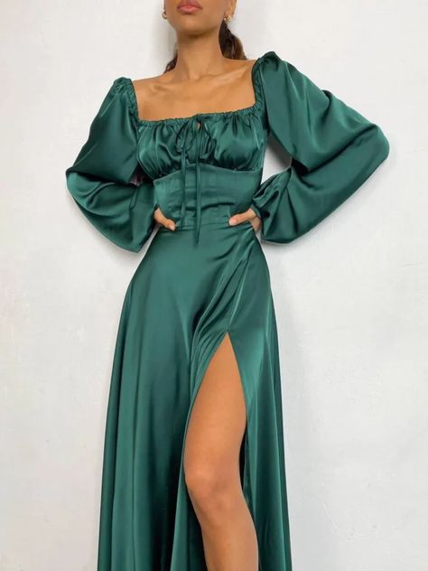 Silk Dress Maxi, Silk Bridesmaid Dress, Flowy Silk Dress, Maxi Dress Silk, Silk Dresses Outfit, Silk Bridesmaid Dresses, Green Satin Dress, Robes D'occasion, Prom Season