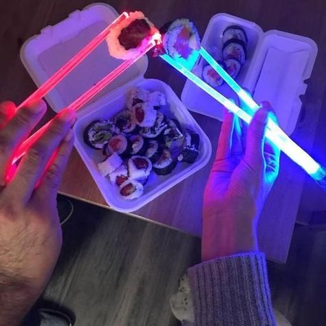 Lightsaber Chopsticks Star Wars Light Up - LED Glowing Light Saber Chop Sticks - Reusable Sushi Lightup Sabers Chopstick Set Of 4 Pairs - Blue & Red & Green & Purple Foods For Abs, Sabre Laser, Chop Sticks, Sushi Night, Eating Utensils, Glow Stick, Starbucks Logo, Kitchen Dinning, Starbucks Cup