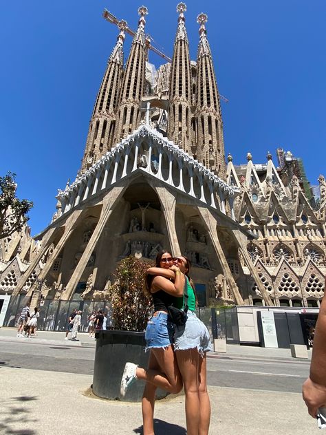 Barcelona Trip Aesthetic, Friends In Barcelona, Barcelona Friends Aesthetic, Barcelona Vision Board, Barcelona Girl Aesthetic, Barcelona With Friends, Spain With Friends, Barcelona Girls Trip, Spain Picture Ideas