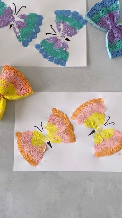 Little Happy Learners’s Instagram profile post: “🦋 SPONGE PRINT BUTTERFLIES 🦋 All you need to do is grab a sponge, an elastic band and some paint 🎨 It’s a really fun, creative and…” Sponge Painted Butterfly, Butterfly Sponge Painting, Sponge Butterfly Painting, Painting Activities For Kindergarten, Sponge Crafts For Kids, Sponge Activities For Kids, Art N Craft Creative, Sponge Painting Ideas For Kids, Sponge Art Painting