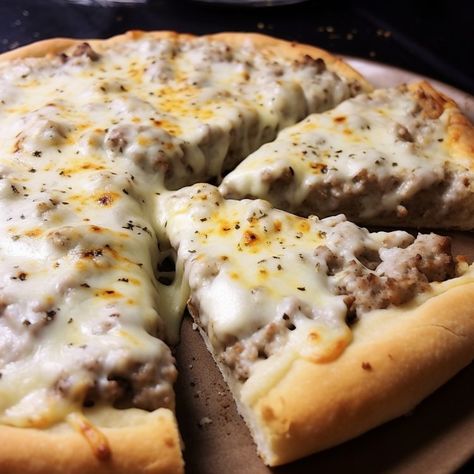 Sausage Gravy Breakfast Pizza, Sausage Gravy Breakfast, Sausage And Gravy, Casserole Kitchen, Breakfast Pizza Recipe, Sausage Pizza, Bisquick Recipes, Pizza Recipes Homemade, Sausage Gravy