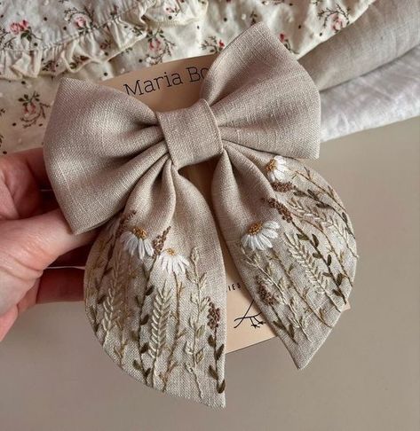 Diy Embroidery Hair Bow, Hair Bow Embroidery, Embroidery Hair Bow, Embroidery Hair, Hair Bows Diy Ribbon, Embroidery Bow, قلادات متدلية, Embroidered Hair Bows, Diy Hair Accessories Ribbon