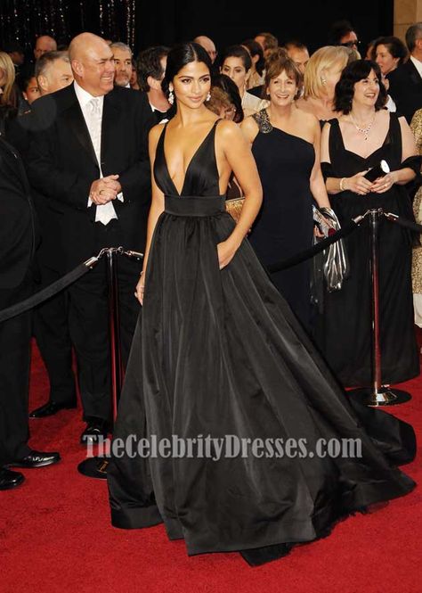 Camila Alves 2011 Oscar Black V-neck Formal Dress Red Carpet Ball Gown Formal Dresses Red Carpet, Vestidos Oscar, Satin Prom Dresses, Chique Outfits, Oscar Dresses, Red Carpet Gowns, Penelope Cruz, Satin Prom Dress, Black Gown