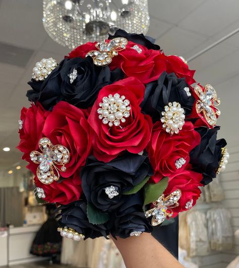 Quince Bouquet Red And Black, Black And Burgundy Flowers, Black Quince Bouquet, Red And Black Quinceanera Theme, Quinceanera Stuff, Black Quinceanera, Charro Quince, Quinceanera Bouquet, Red Quince