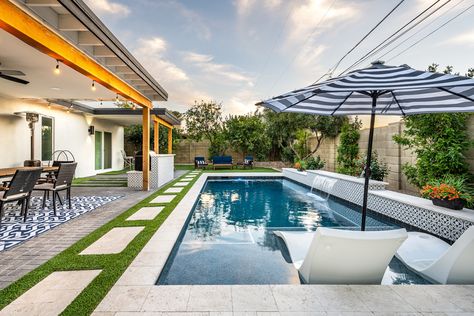 Backyard Pool And Patio Ideas, Pool And Patio Ideas, Patio Vibes, Contemporary Pool, Arizona Backyard, Geometric Pool, Backyard Pool Ideas, Small Yard Landscaping, Pool Inspiration