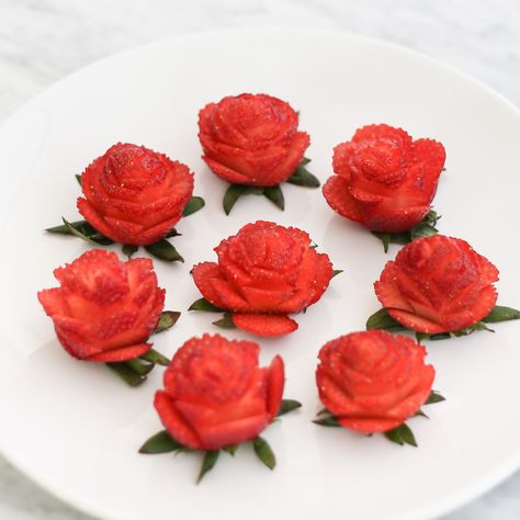 Learn how to make these beautiful strawberry roses, perfect and delicious for any occasion. Garnishes For Desserts, Cut Strawberries Fancy, Strawberry Garnish Ideas, Flower Food Art, Strawberry Roses Diy, Decorating With Strawberries, Strawberry Design Ideas, Decorative Strawberries, Strawberry Garnish