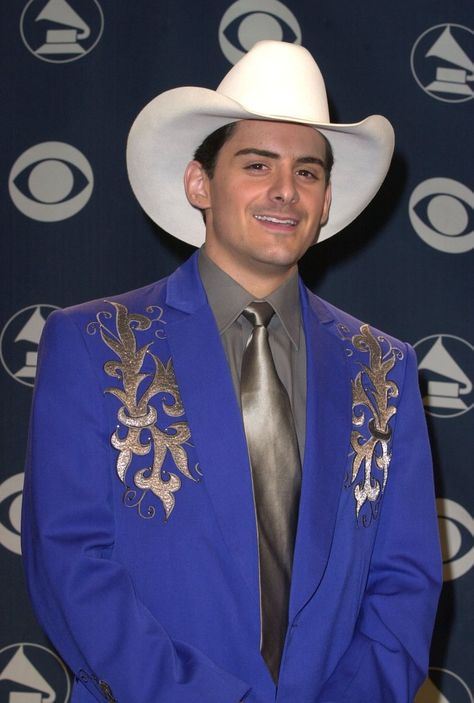 Brad Paisley in 2001 Luke Bryan Quotes, Producing Music, Kimberly Williams, Country Girl Problems, Country Song Quotes, Fake Smile Quotes, Jennifer Aniston Hair, Country Musicians, Zac Brown Band