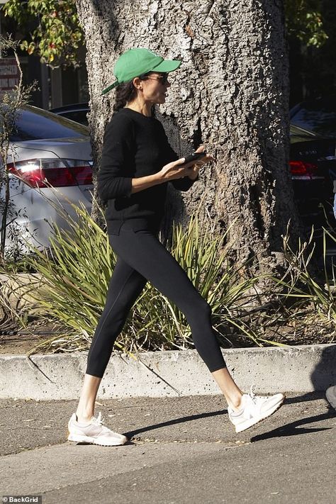 Meghan Markle Pics, Krewe Sunglasses, Suits Actress, Meghan Markle Outfits, Royal Names, Green Baseball Cap, The Tig, New Balance Trainers, Prins Harry