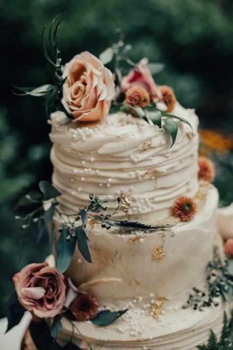 Fete Emo, Vintage Pasta, Wedding Cake With Flowers, Cake With Flowers, Wedding Cake Rustic, Rustic Wedding Cake, White Wedding Cakes, Wedding Cakes Vintage, Black Boho