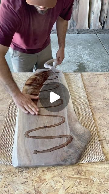 Small Live Edge Projects, Charcuterie Board Sizes, Log Design Ideas Woods, Wood Charcuterie Board Ideas, Diy Wooden Gifts Handmade, Live Wood Projects, Handmade Charcuterie Board, Woodworking Charcuterie Board, Charcuterie Board Designs Diy